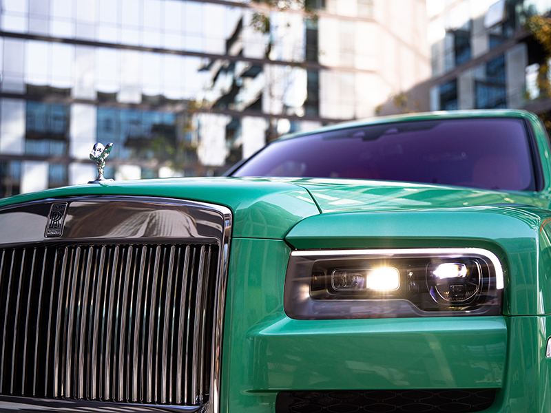 رولز-رويس كالينان تصل إلى دبي بلون أخضر فريد وجريء